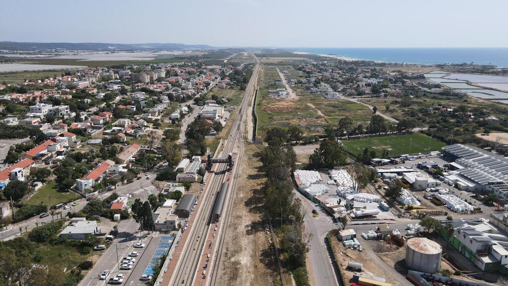 עתלית (צילום: שבתשתיות - תיעוד פרויקטים בתחבורה, ויקימדיה) תחנת רכבת עתלית מבט מלמעלה אפריל 2023