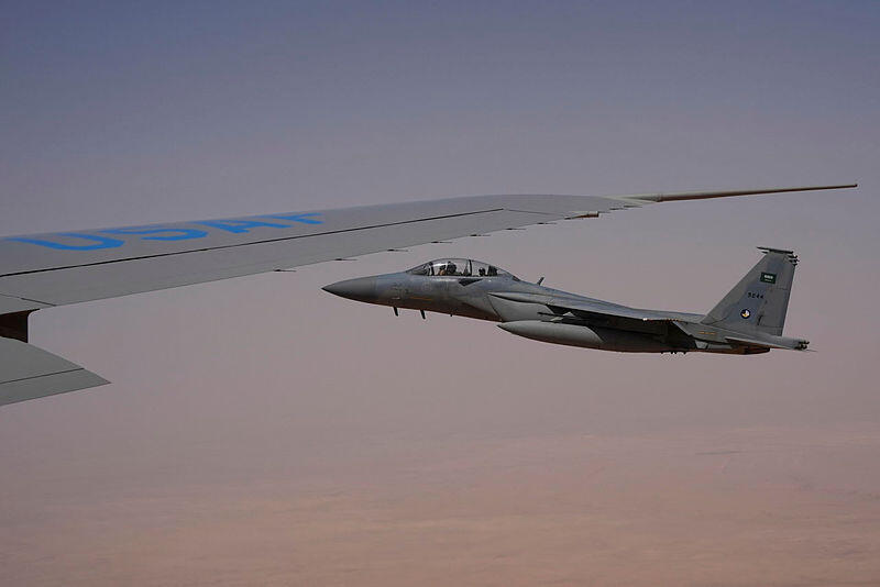מטוסי F15 סעודיים מלווים את מטוסו של טראמפ לפני הנחיתה בריאד (צילום: AP Photo/Alex Brandon) מטוסי F15 סעודים מלווים את מטוסו של נשיא ארה"ב דונלד טראמפ לפני הנחיתה בריאד סעודיה 13.5.25