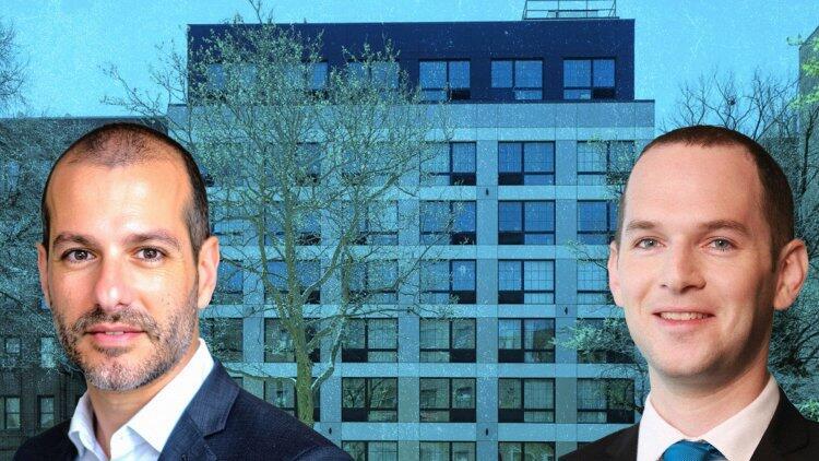 דורון גרינברג ואביעד אוחיון, על רקע הבניין בברוקלין