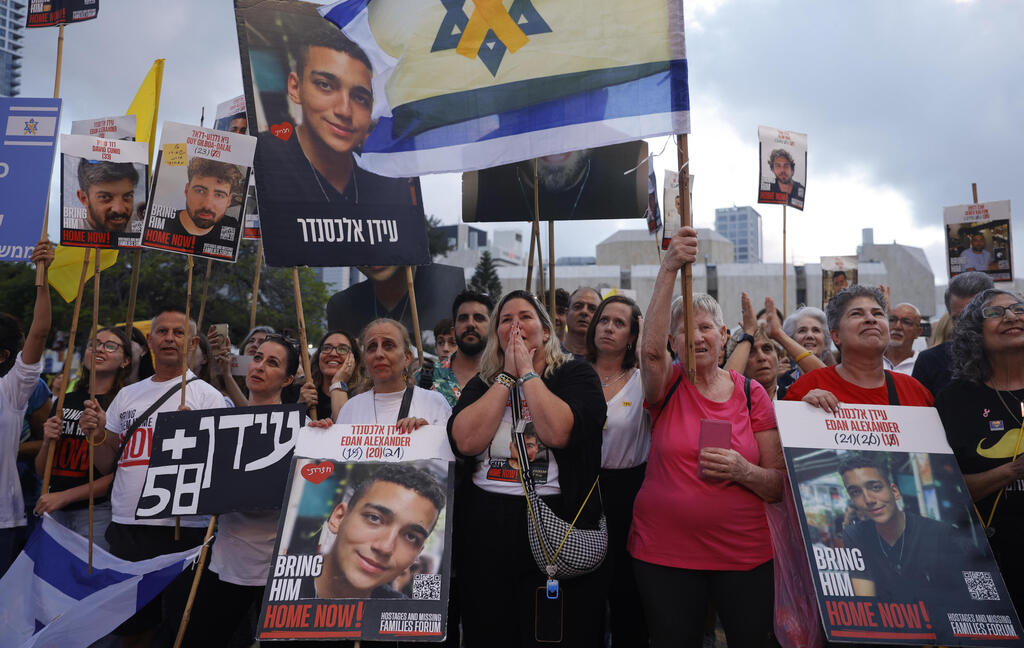 בהמתנה לשחרור אלכסנדר, ביום שני בכיכר החטופים. "בני יצא למילואים ואמרתי לו שאם יקרה לו משהו לא יהיה מי שיחזיר אותו", אומרת ליבי מרום