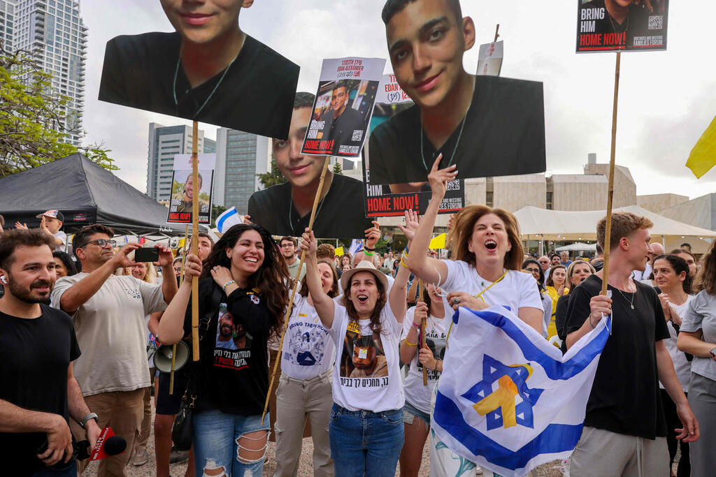 ההתרגשות עם שחרורו של אלכסנדר. "אני מרגיש שמחה גדולה על זה שהוא משתחרר, כעס גדול על שזה לקח כל כך הרבה זמן, ועצב גדול על החטופים שנשארו מאחור", אומר ליאור, חבר ילדות (Menahem Kahana/AFP) ההתרגשות עם שחרורו אלכסנדר. "אני מרגיש שמחה גדולה על זה שהוא משתחרר, כעס גדול על שזה לקח כל כך הרבה זמן ועצב גדול על החטופים שנשארו מאחור", אומר אלון, חבר ילדות