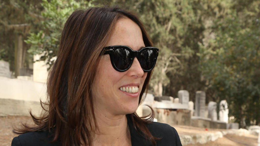 עמליה דיין בהלוויית אביה אסי דיין ב 2014