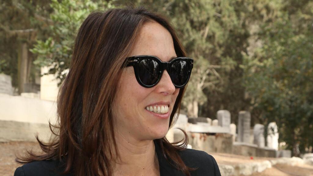 עמליה דיין בהלוויית אביה אסי דיין ב 2014