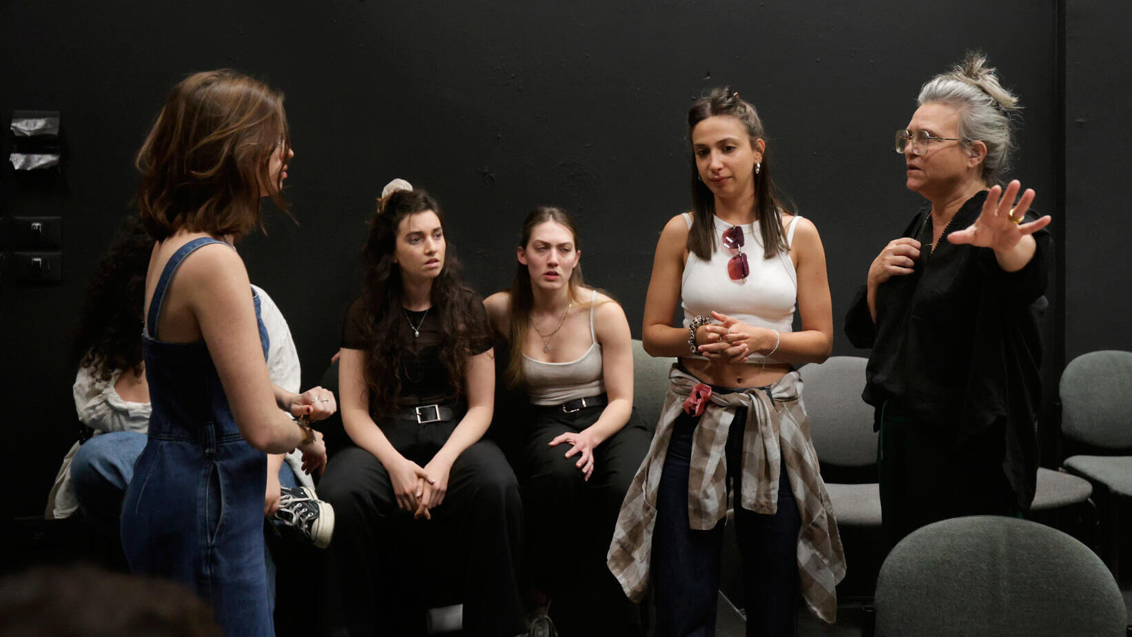 פנאי  חזרות של הצגה של דנה מודן הנשים האבודות מטרויה