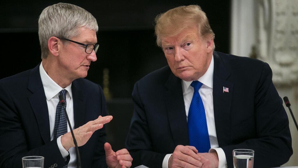 נשיא ארה"ב דונלד טראמפ ו מנכ"ל אפל טים קוק בתמונה מ-2019