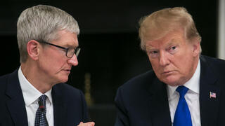 נשיא ארה"ב דונלד טראמפ ו מנכ"ל אפל טים קוק בתמונה מ-2019