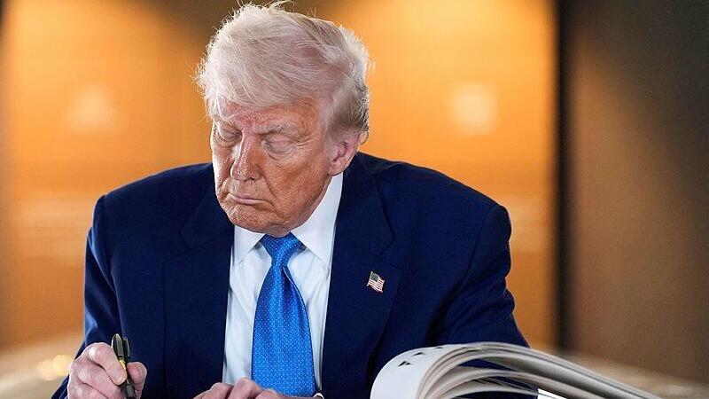 נשיא ארה"ב דונלד טראמפ חותם על ספר האורחים בעת ביקורו באבו דאבי