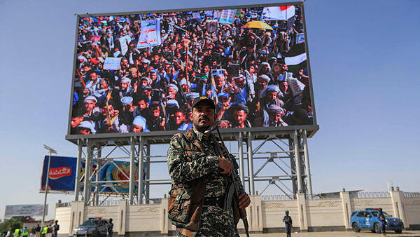 לוחם חות'י ליד הפגנת הזדהות עם עזה ב תימן