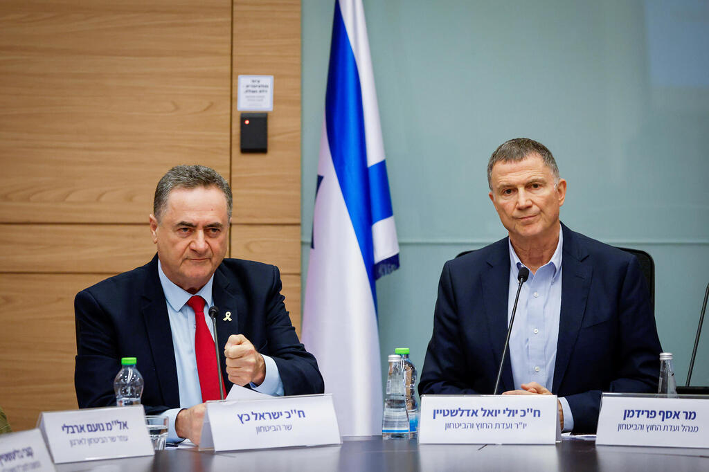 יו"ר ועדת חו"ב יולי אדלשטיין ושר הביטחון ישראל כ"ץ. אין רוב לקואליציה (צילום: נועם מושקוביץ, דוברות הכנסת) מימין יו"ר הוועדה יולי אדלשטיין שר הביטחון ישראל כץ ועדת חוץ וביטחון 18.5.25