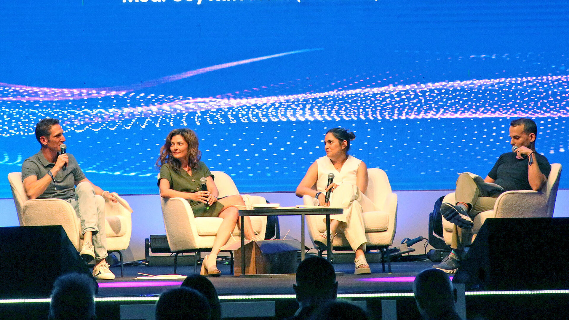 כנס טק אילת 2025 - מימין גיא קצוביץ' שותף מייסד Fusion לירון עזריאלנט שותפה מנהלת Meron Capital עמית קרפ שותף BVP ו שרי ברונפלד שותפה NFX