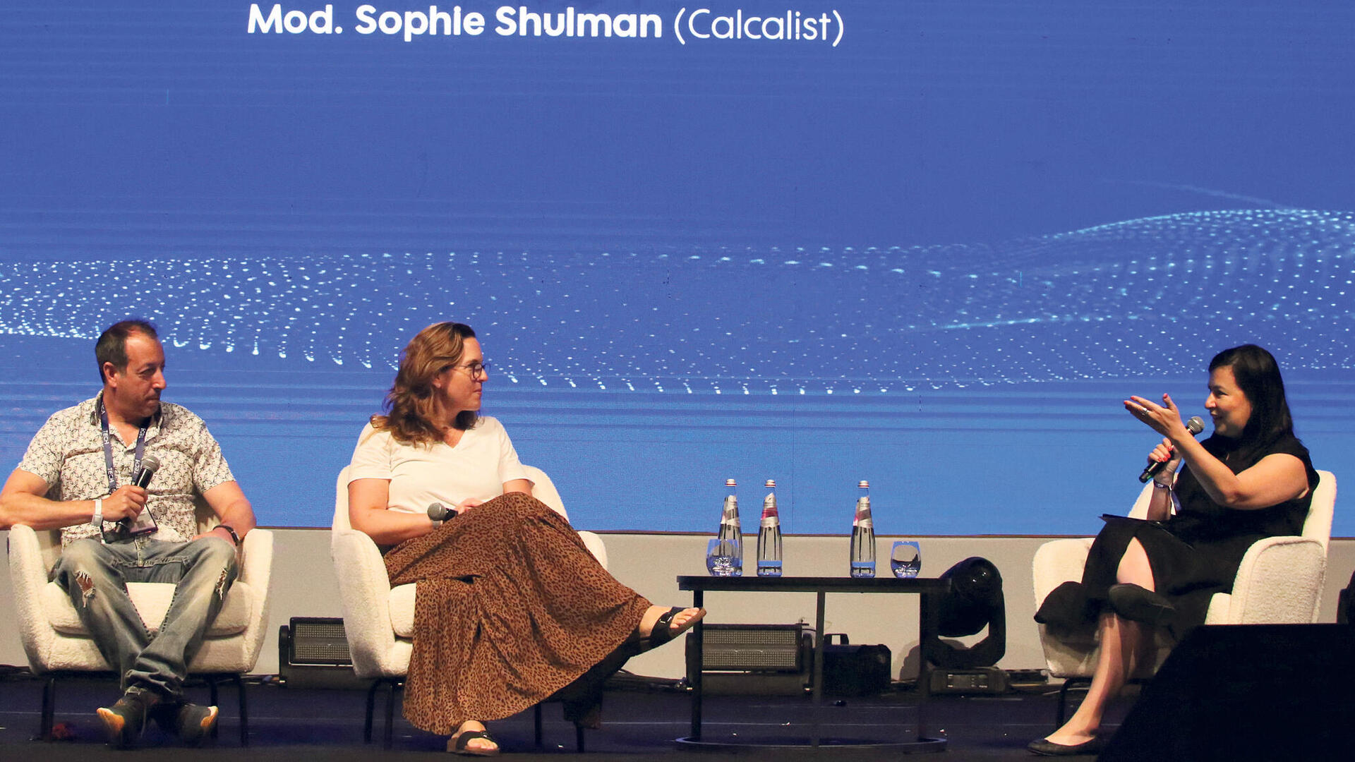 כנס טק אילת 2025 מימין המנחה סופי שולמן, הדר אבטליון מנכ”לית Angels 8200 ו אריאל מייסלוס מייסד משותף Coho AI