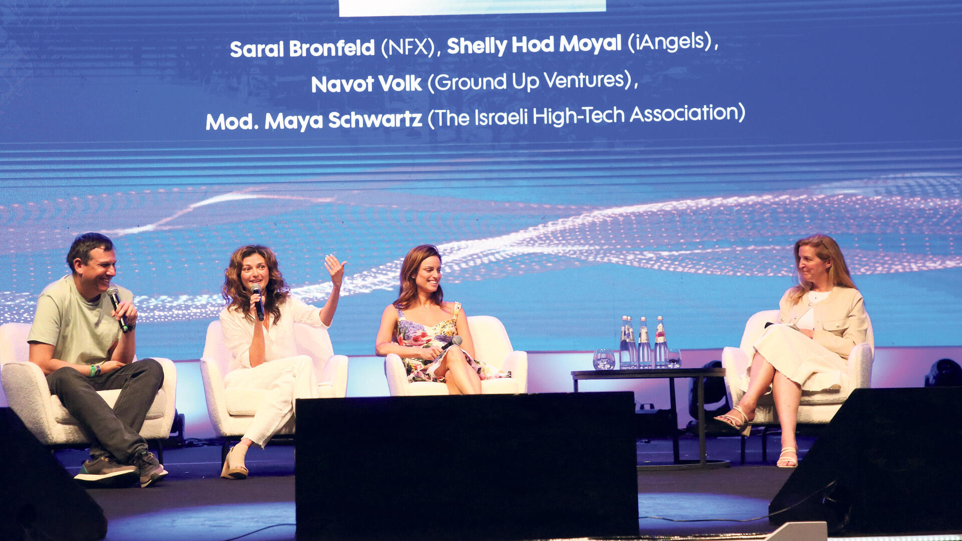 כנס טק אילת 2025 מימין מאיה שוורץ מנכ"לית איגוד ההייטק הישראלי, שלי הוד מויאל שותפה מייסדת iAngels  , שרי ברונפלד שותפה NFX ו נבות וולק שותף  Ground Up Ventures