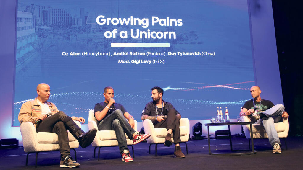 כנס טק אילת 2025 מימין גיגי לוי־וייס שותף ב NFX גיא טיטונוביץ' מייסד משותף ומנכ"ל ,CHEQ אמיתי רצון מנכ"ל Pentera  ו עוז אלון מנכ"ל HoneyBook
