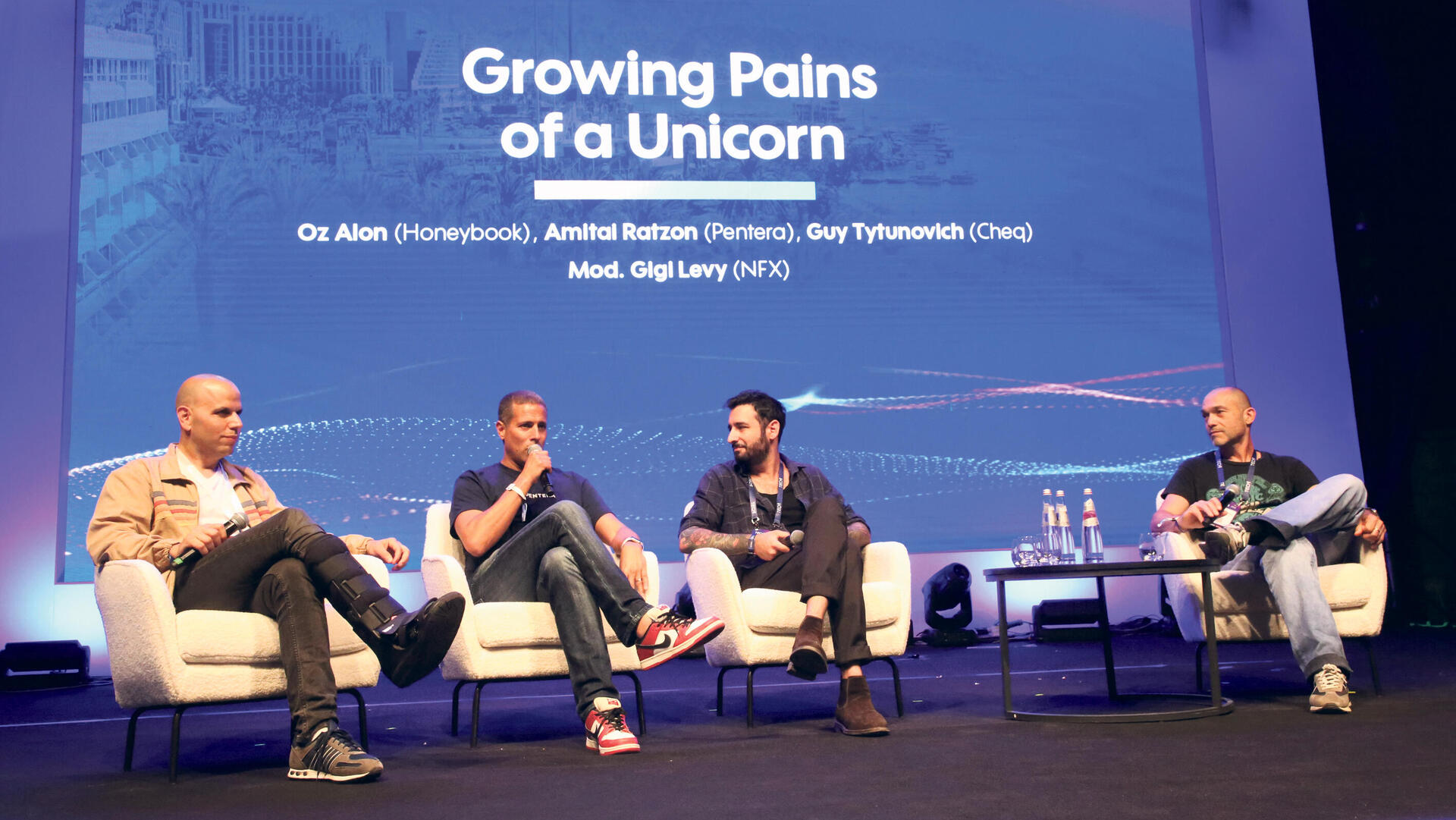 כנס טק אילת 2025 מימין גיגי לוי־וייס שותף ב NFX גיא טיטונוביץ' מייסד משותף ומנכ"ל ,CHEQ אמיתי רצון מנכ"ל Pentera  ו עוז אלון מנכ"ל HoneyBook