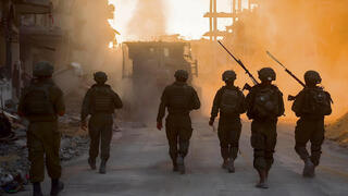 לוחמים במרחב ג'באליה שבעזה, מרץ. לדברי י', ששירת 250 יום במלחמה, "מענקים הם לא פתרון לטווח הארוך. לסבב הקרוב כבר לא אגיע, ויש עוד כמוני. שיגייסו את אלה שלא רוצים לצאת מהישיבה הממוזגת, אין ברירה"