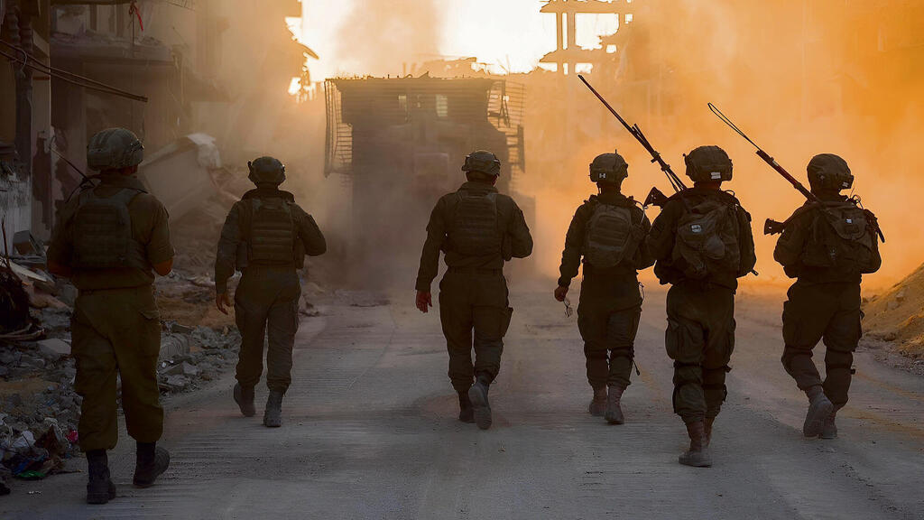 לוחמים במרחב ג'באליה שבעזה, מרץ. לדברי י', ששירת 250 יום במלחמה, "מענקים הם לא פתרון לטווח הארוך. לסבב הקרוב כבר לא אגיע, ויש עוד כמוני. שיגייסו את אלה שלא רוצים לצאת מהישיבה הממוזגת, אין ברירה"