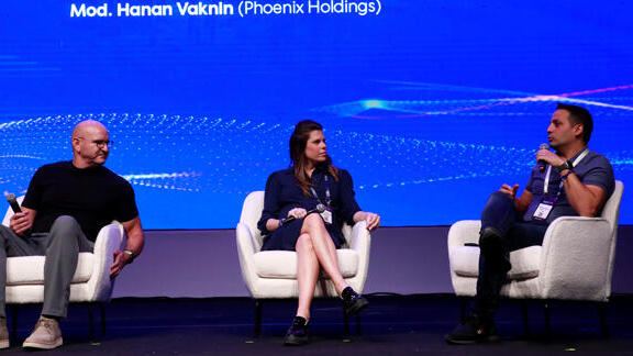 כנס טק אילת 2025 מימין חנן וקנין מנהל תחום פרייבט אקוויטי קבוצת הפניקס ו ליטל לשם שותפה מייסדת Protego Ventures וידאו