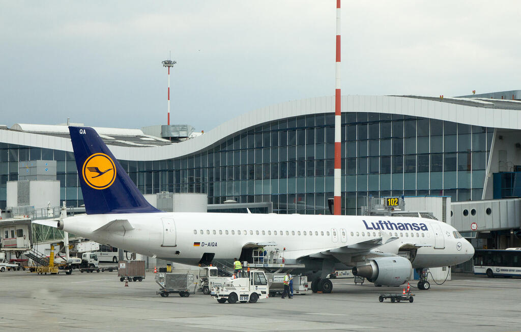 מטוס Airbus A 320 של חברת לופטהנזה ב נתב"ג נמל התעופה בן גוריון