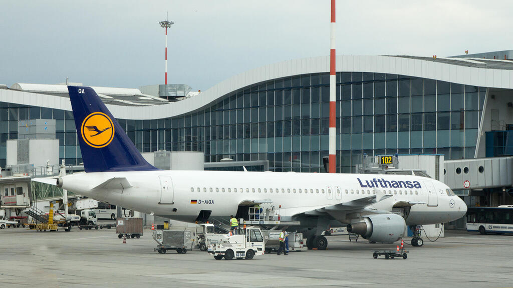מטוס Airbus A 320 של חברת לופטהנזה ב נתב"ג נמל התעופה בן גוריון