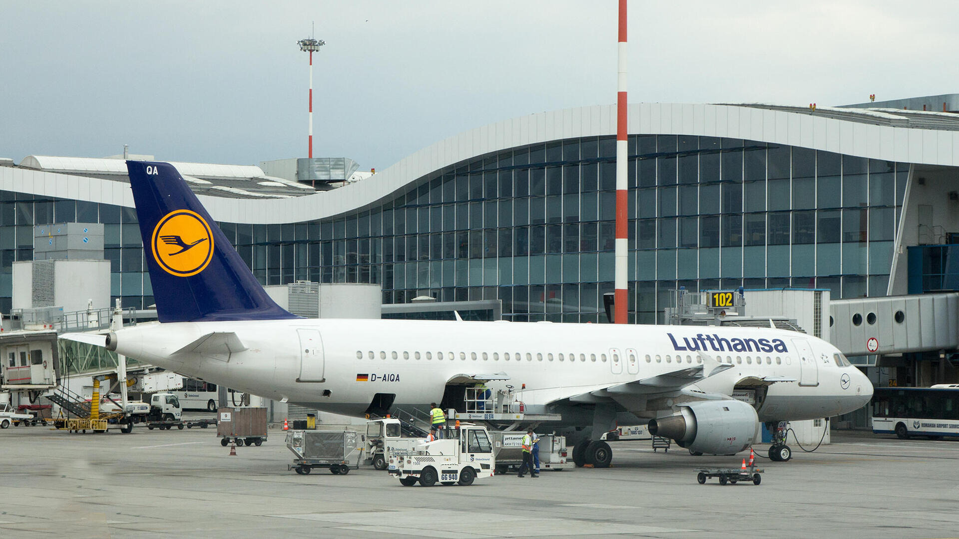 מטוס Airbus A 320 של חברת לופטהנזה ב נתב"ג נמל התעופה בן גוריון