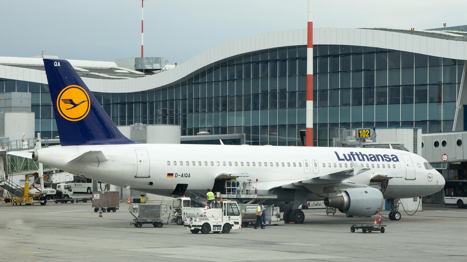 מטוס Airbus A 320 של חברת לופטהנזה ב נתב"ג נמל התעופה בן גוריון