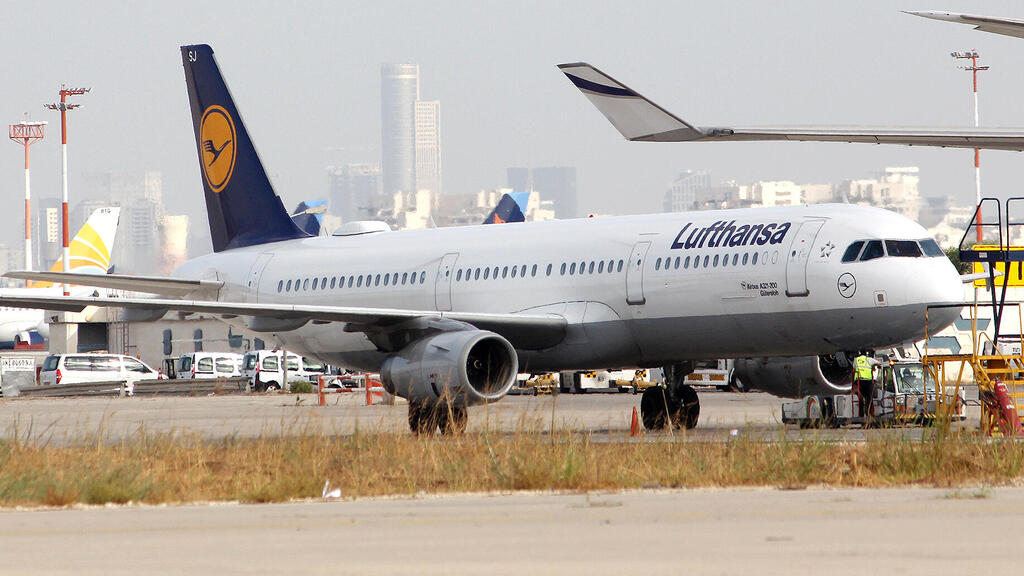 מטוס Airbus A 380 של חברת לופטהנזה ב נתב"ג נמל התעופה בן גוריון
