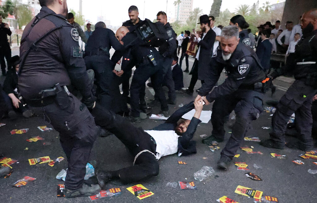 מהומות בהפגנה נגד גיוס חרדים בכביש 4, יוני. לצה"ל חסרים כ־12 אלף חיילים. היעד המוגבל שהציב לגיוס חרדים הוא 4,800 עד סוף השנה, וגם בו הוא לא יעמוד (צילום: שאול גולן) מהומות בהפגנה נגד גיוס חרדים בכביש 4, יוני. לצה"ל חסרים כ־ 12 אלף חיילים. היעד המוגבל שהציב לגיוס חרדים הוא 4,800 עד סוף השנה, וגם בו הוא לא יעמוד