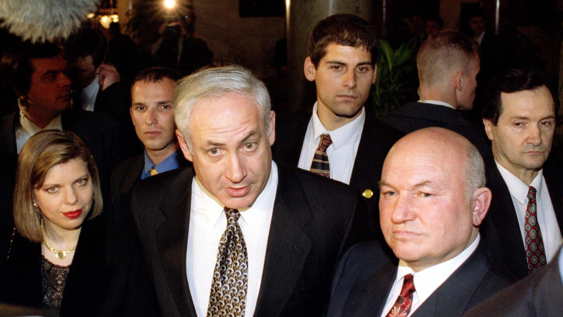 דרור מאבטח את בני הזוג נתניהו בביקור במוסקבה, 1997 . "בכל פעם שיש התנגשות בין טובת המדינה לטובתם האישית — הם בוחרים בעצמם