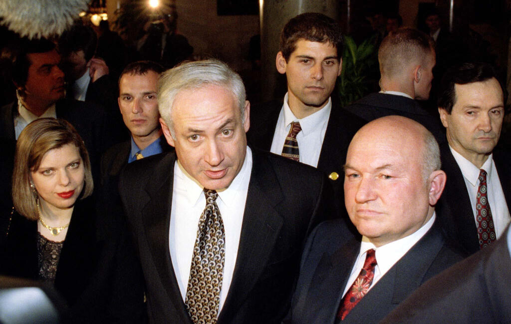 דרור מאבטח את בני הזוג נתניהו בביקור במוסקבה, 1997 . "בכל פעם שיש התנגשות בין טובת המדינה לטובתם האישית — הם בוחרים בעצמם