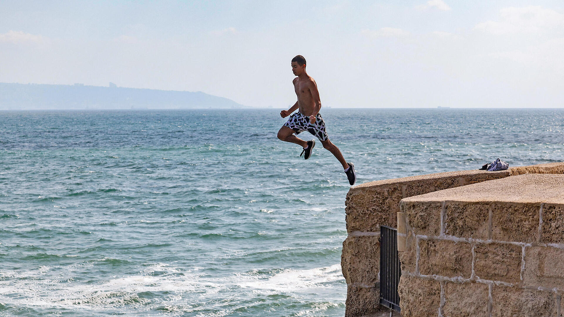 נער קופץ לים מחומת עכו פנאי