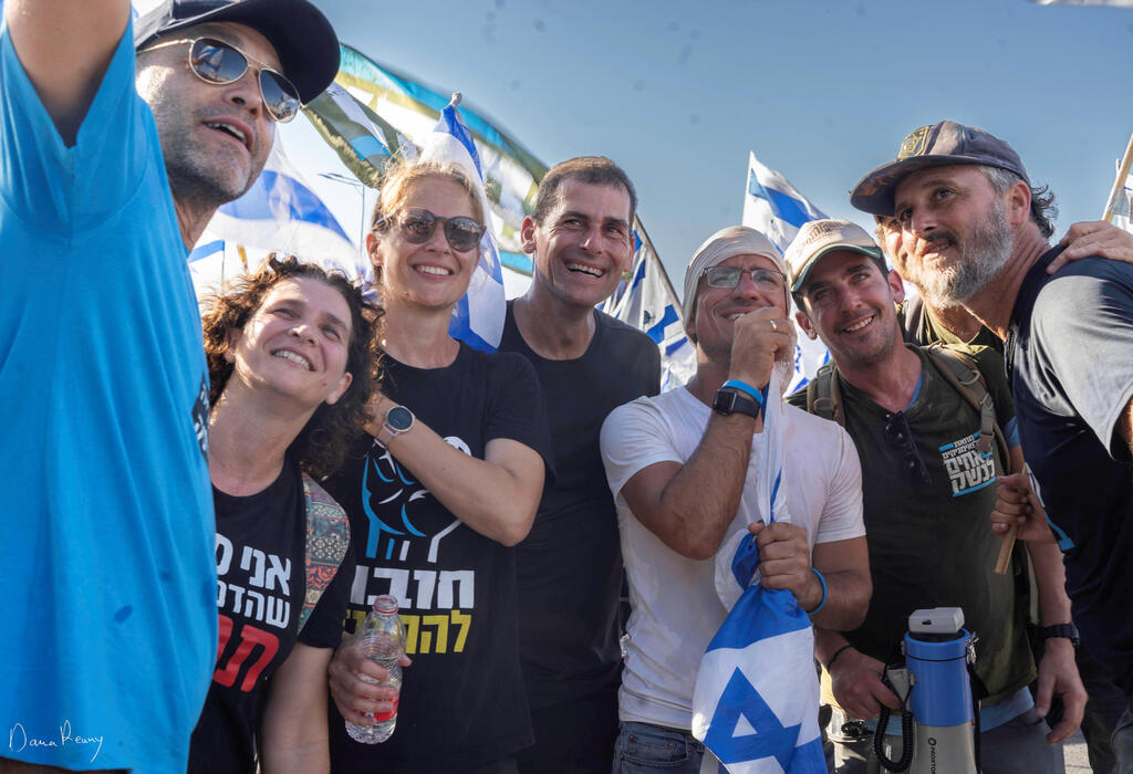 דרור (רביעי מימין) מוביל צעדה בירושלים לצד רן הר נבו (ראשון מימין), משה רדמן אבוטבול (שלישי מימין) ושקמה ברסלר (חמישית מימין), במרץ. "ניסינו למלא את מקומה של מדינה שלא תפקדה" (צילום: דנה רעני) דרור מוביל צעדה בירושלים עם שקמה ברסלר, משה רדמן אבוטבול ורן הר נבו, במרץ. "ניסינו למלא את מקומה של מדינה שלא תפקדה"