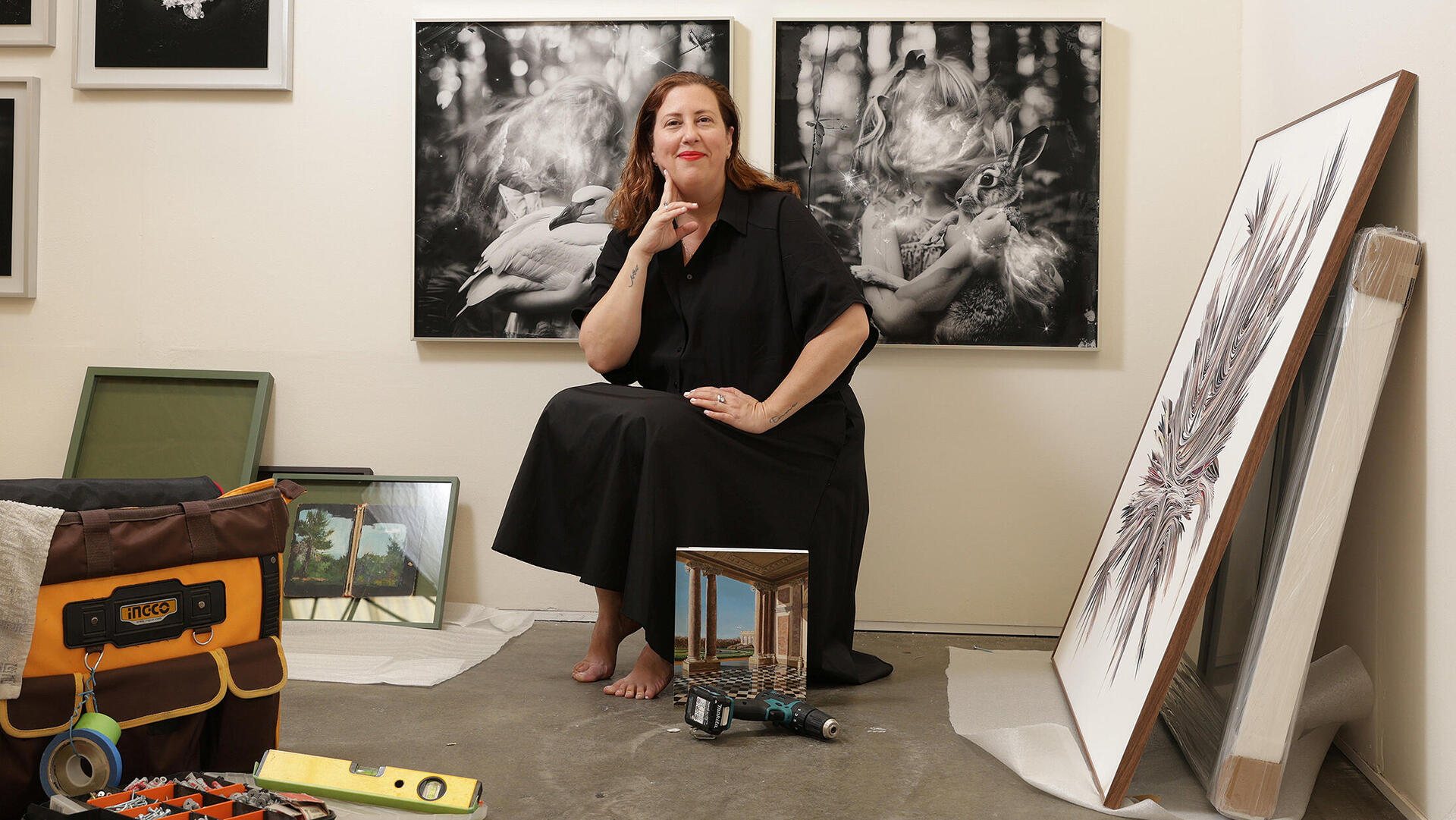 האוצרת סיון סבג זלנסקי בהקמת התערוכה צבע טרי פנאי