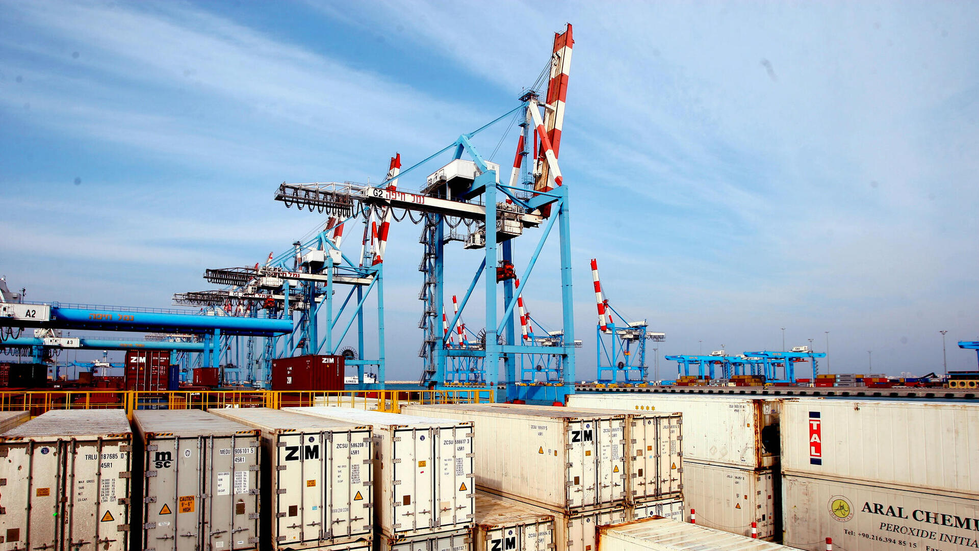 מכולות ממתינות ל פריקה ב נמל חיפה