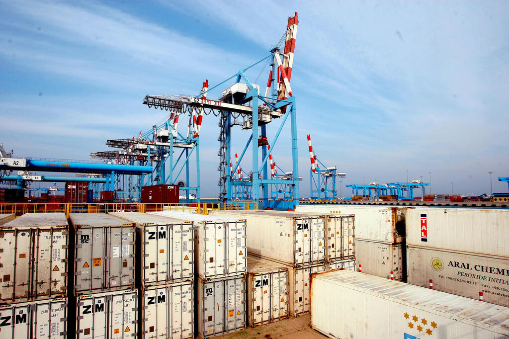 מכולות ממתינות ל פריקה ב נמל חיפה