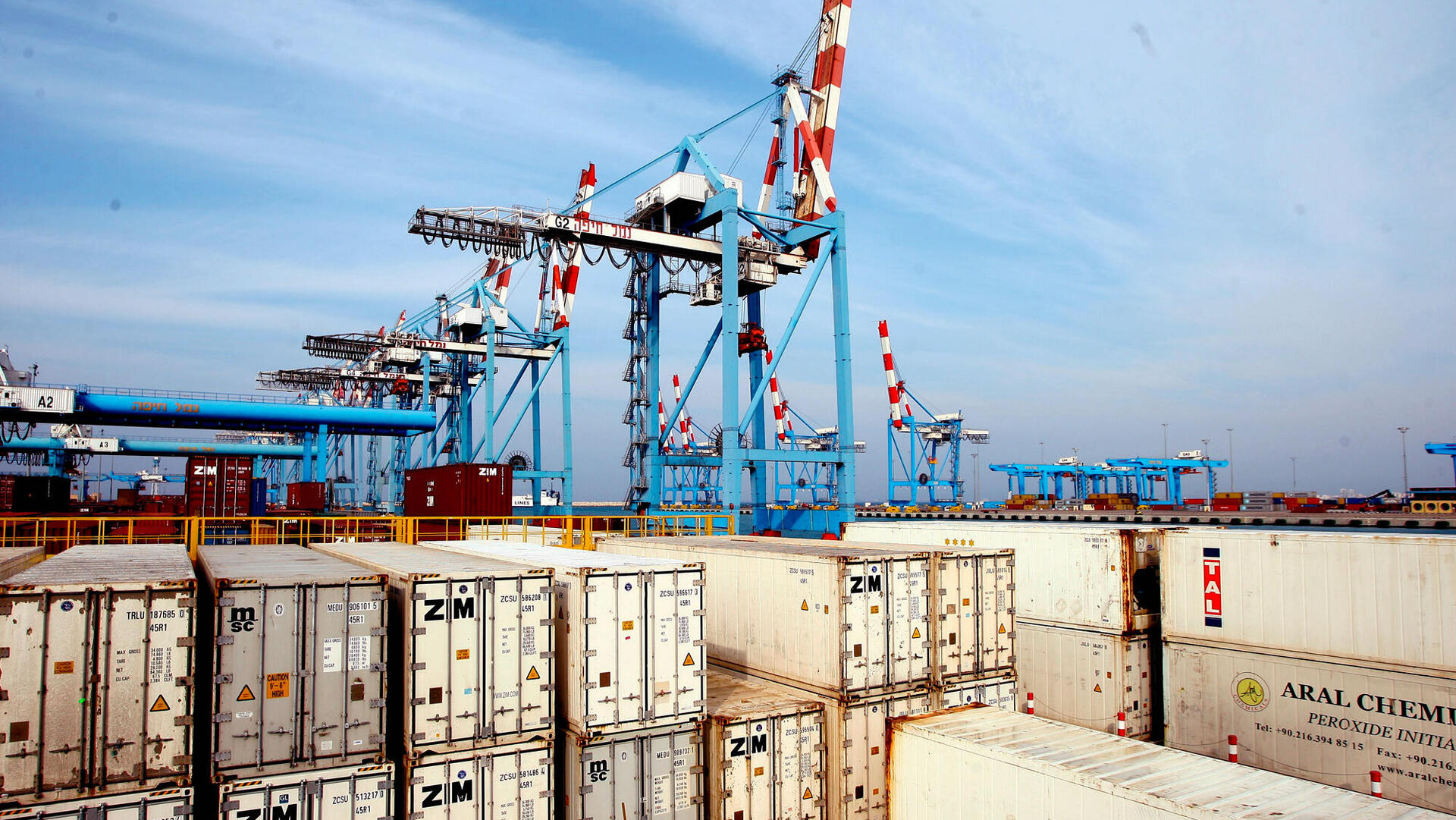 מכולות ממתינות ל פריקה ב נמל חיפה