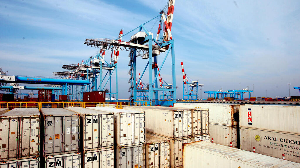 מכולות ממתינות ל פריקה ב נמל חיפה