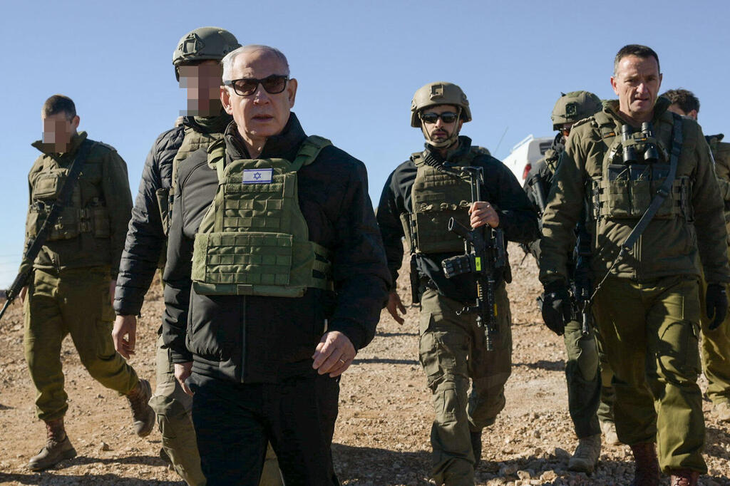 הרמטכ"ל הרצי הלוי ונתניהו, דצמבר. "אנחנו צריכים לתת להם הכל", אמר נתניהו על המילואימניקים לפני שבועיים. והתכוון לומר: הכל חוץ מגיוס חרדים (צילום: מעין טואף/לע"מ) ביבי, הרצי וחיילים בסיור
