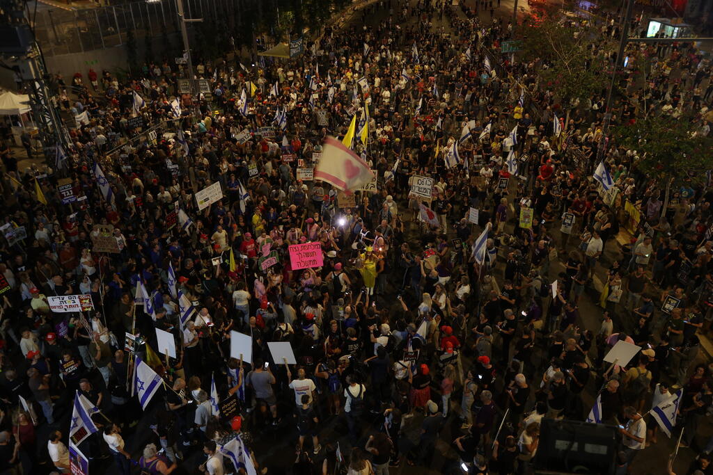 מפגינים בשער בגין, הערב (צילום: יריב כץ) מפגינים בשער בגין למען ה חטופים תל אביב 24.5.25