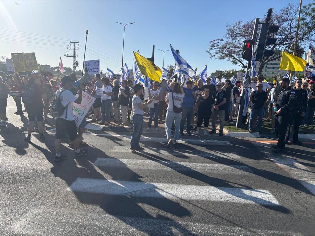 מפגינים ברחובות, היום (צילום: מאיר תורג'מן) מפגינים למען עסקת חטופים ב רחובות 24.5.25