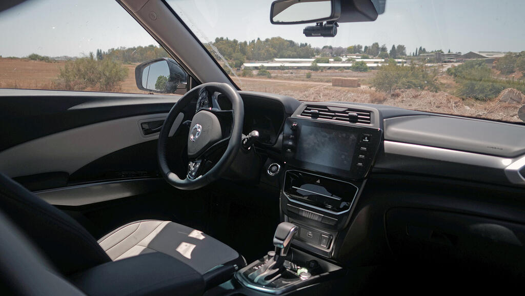 הרבה בקרות בטיבולי הן אנלוגיות ולא מעמיסים במשחקי אורות ואימוג'ים (צילום: ירון שרון) מבחן רכב KGM טיבולי מבפנים