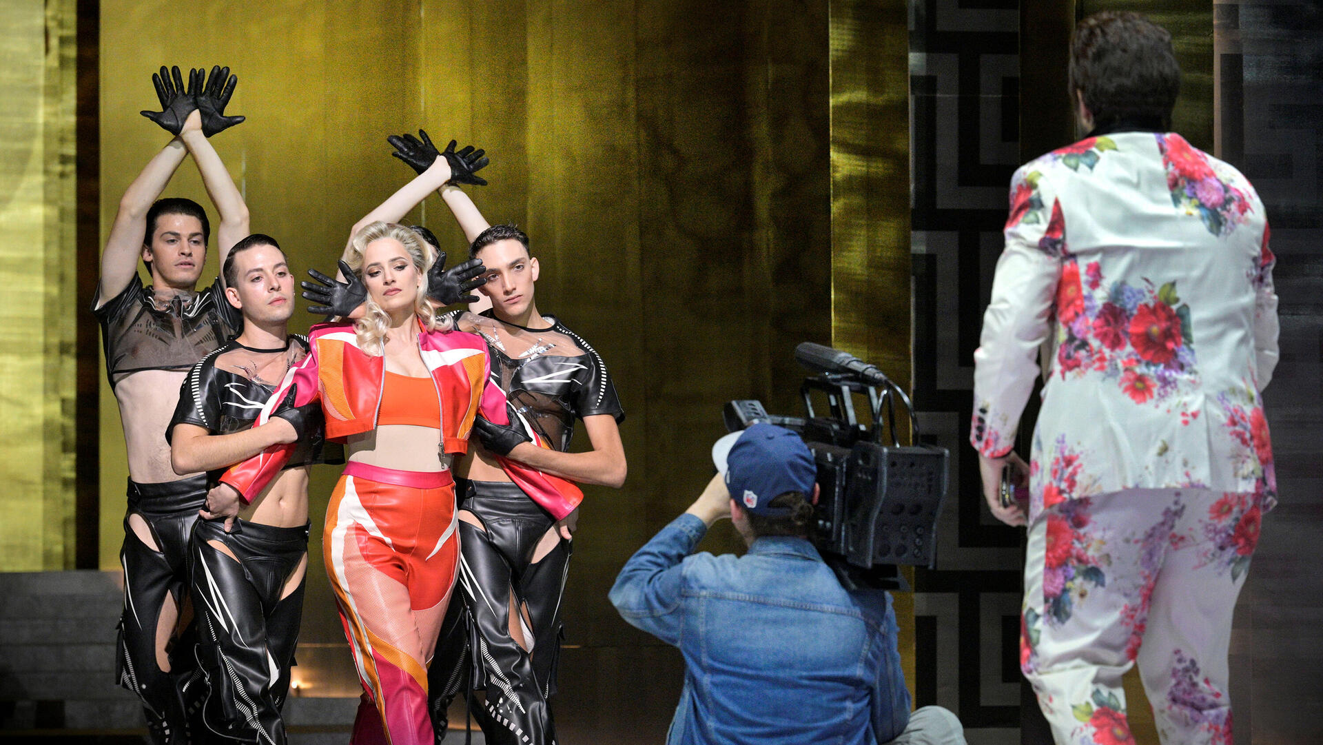 הזמרת נופר יעקבי בתלבושת יצרו ינקי & נטף בהשראת הבגדים שעיצבו לנועה קירל ב יוניקורן מתוך מופע אופרה אריאדנה בנקסוס פנאי