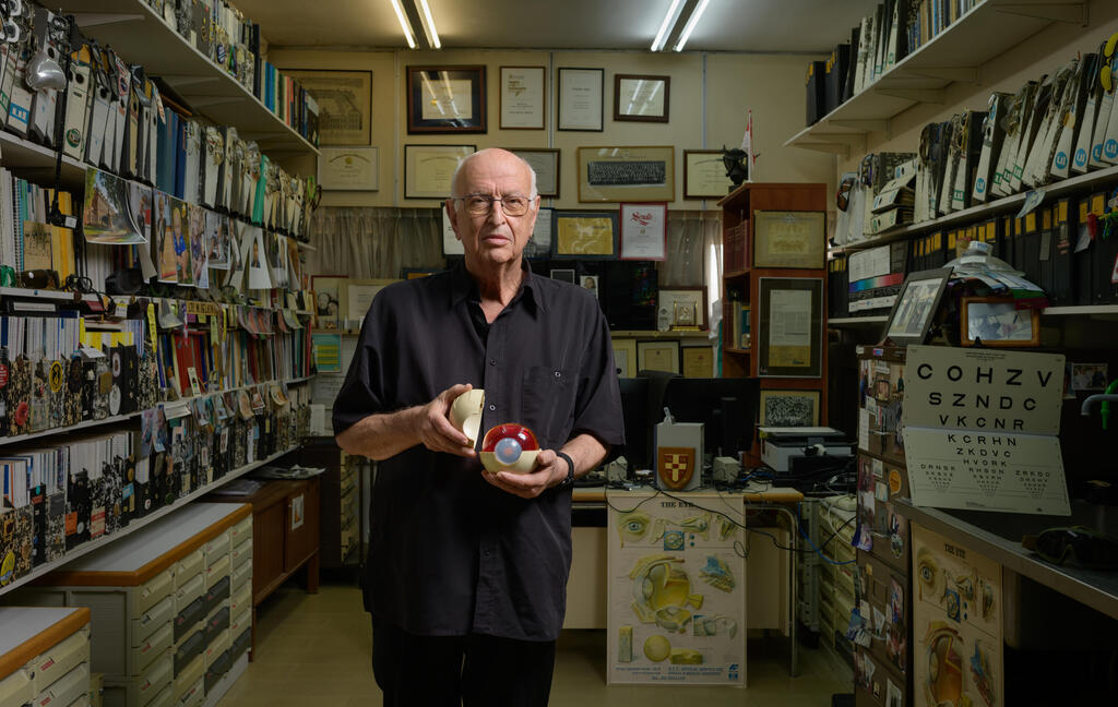 בלקין במשרדו במרכז הרפואי שיבא. ""לא לעשות כלום? אני אשתגע. לא יכול להעלות את זה על דעתי. זה סיוט" מיכאל בלקין מוסף