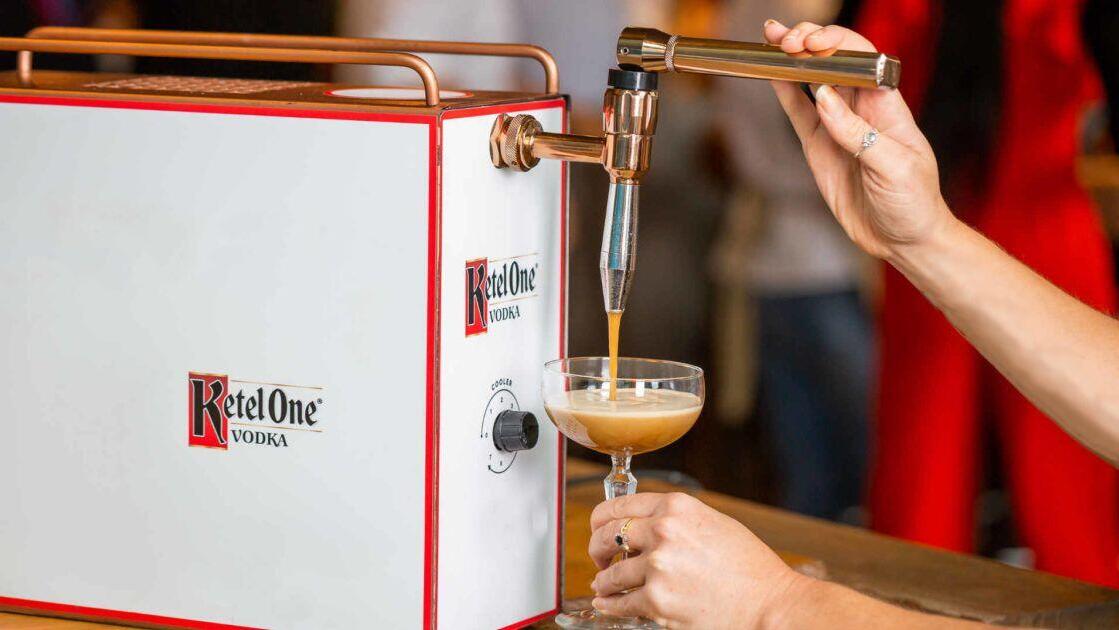 הרחוב מתעורר: כשבית קפה מארח מסיבה אורבנית