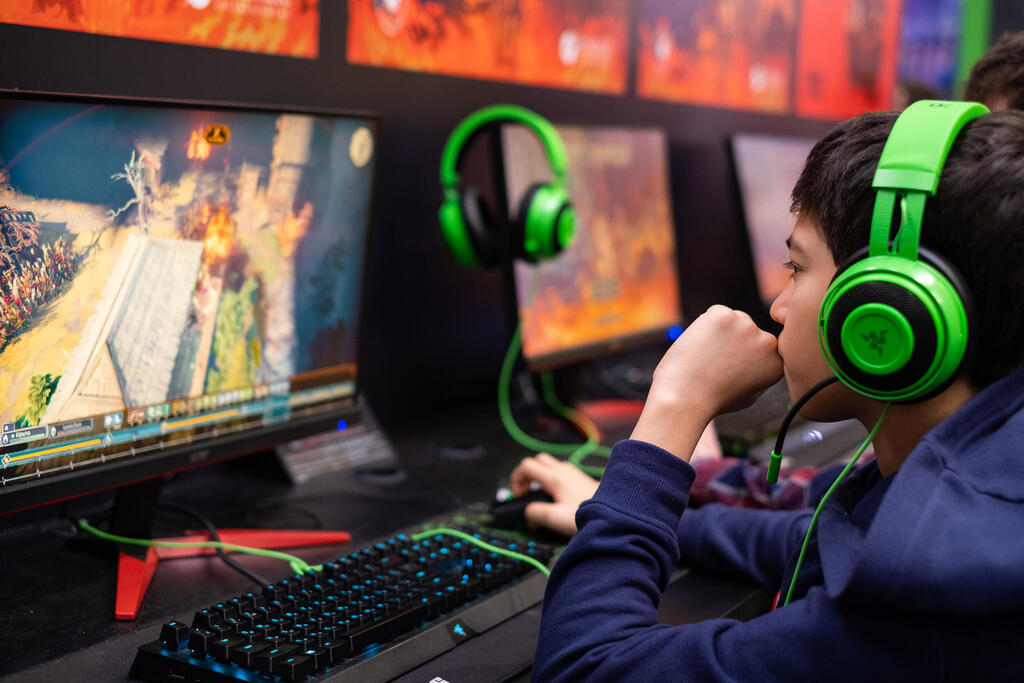 אוזניות של Razer. משמש לשיפור חוויית המשחק ולביטוי הזהות הגיימרית (צילום: Shutterstock/ DrWALL) ציוד הגיימינג Razer אוזניות