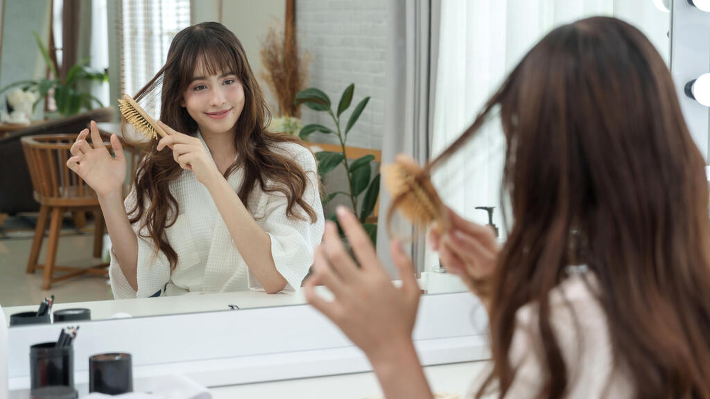 שליש מבני הנוער משתמשים מדי יום ביותר משלושה מוצרי יופי וקוסמטיקה (צילום: Shutterstock/ Ekkasit A Siam) ילדה ב שיגרת טיפוח 1