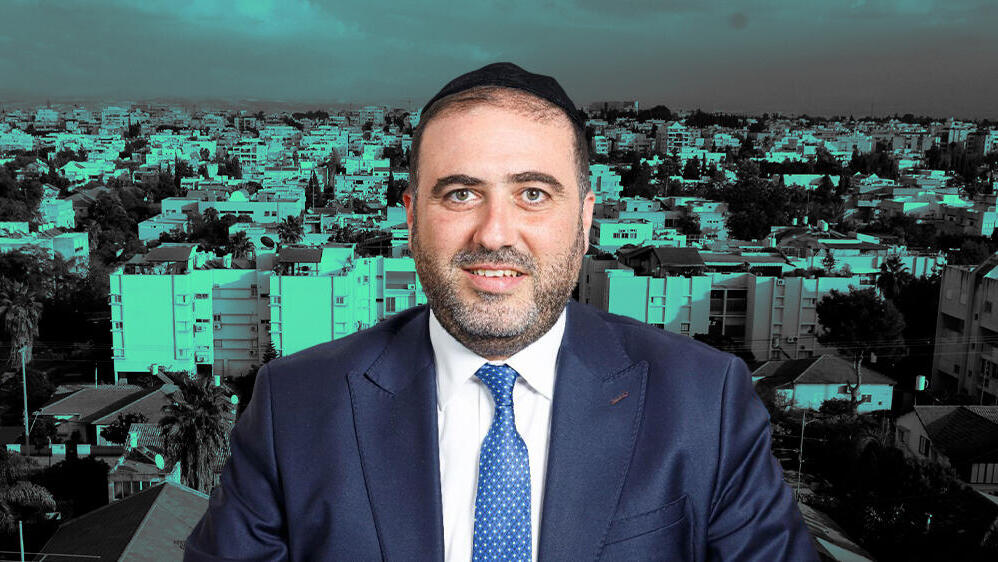 שר הפנים משה ארבל על רקע רעננה