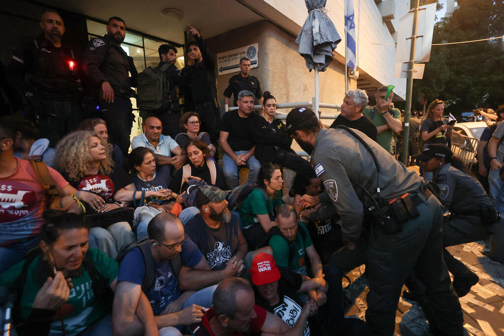 צילום: REUTERS/Ronen Zvulun מפגינים למען ה חטופים ב מצודת זאב בתל אביב 28.5.25