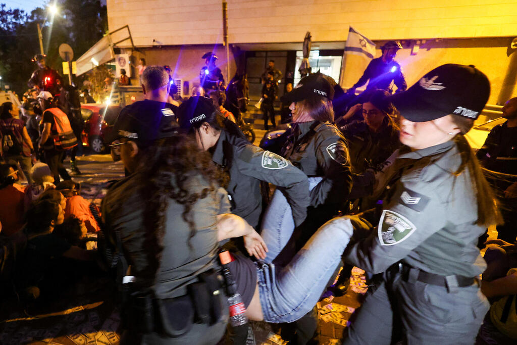 פינוי מפגינים במצודת זאב (צילום: REUTERS/Ronen Zvulun) פינוי מפגינים למען ה חטופים ב מצודת זאב בתל אביב 28.5.25