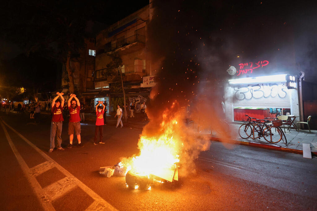 צילום: REUTERS/Ronen Zvulun מפגינים למען ה חטופים בתל אביב 28.5.25 חסימת כביש
