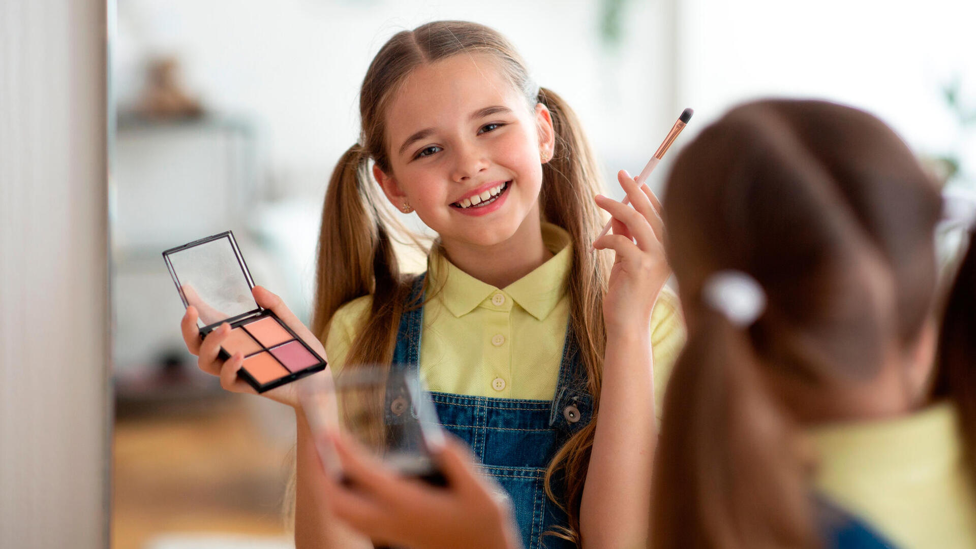 ילדה מתאפרת איפור ילדים